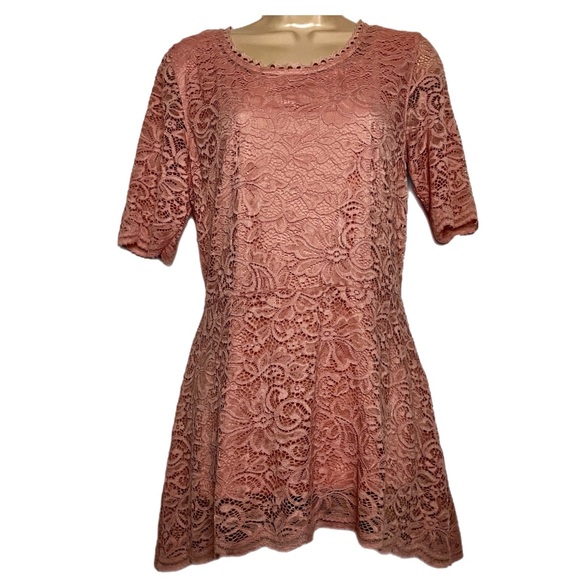 🌹 Isaac Mizrahi Live  Lace Overlay Scoop Short Sleeve Pink Stretch Top - Picture 1 of 4